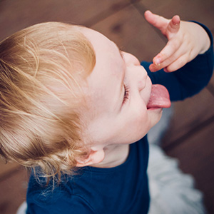 Aider un bébé qui a du mal à manger